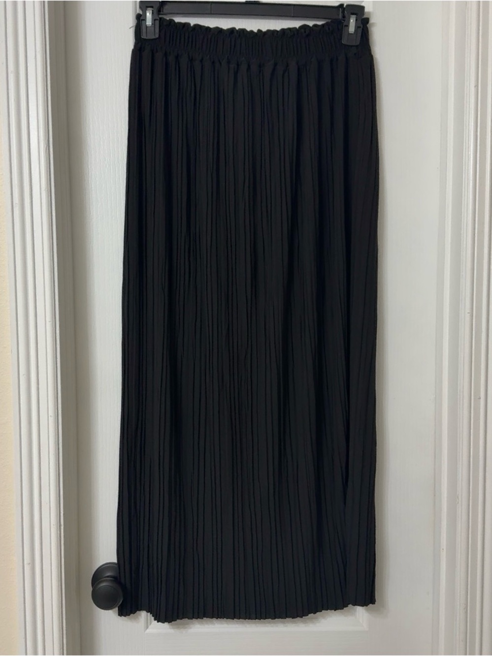 Jon & Anna contemporary pleated black midi skirt elastic waist Size M